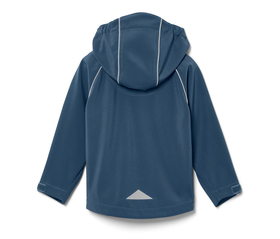 Kapüşonlu ve reflektörlü detaylara sahip küçük çocuk softshell ceketin arka görünümü.