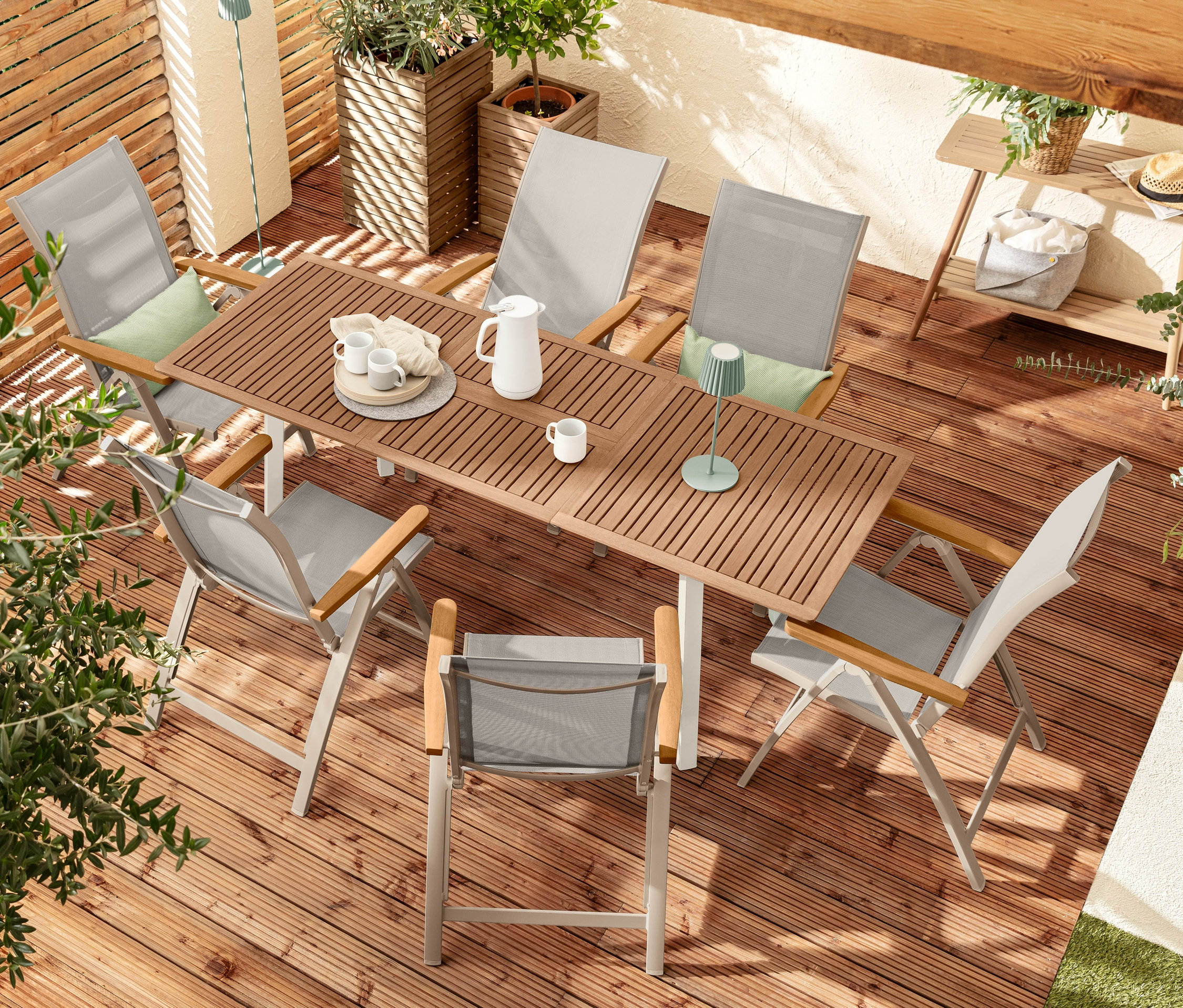 Altı adet »Liska« sandalyenin, bir adet »Liska« uzatılabilir masanın, iki adet LED lambanın, iki adet »Tinus« sütun saksının ve bir adet konsol sehpanın bulunduğu bahçe yemek takımının yukarıdan görünümü.