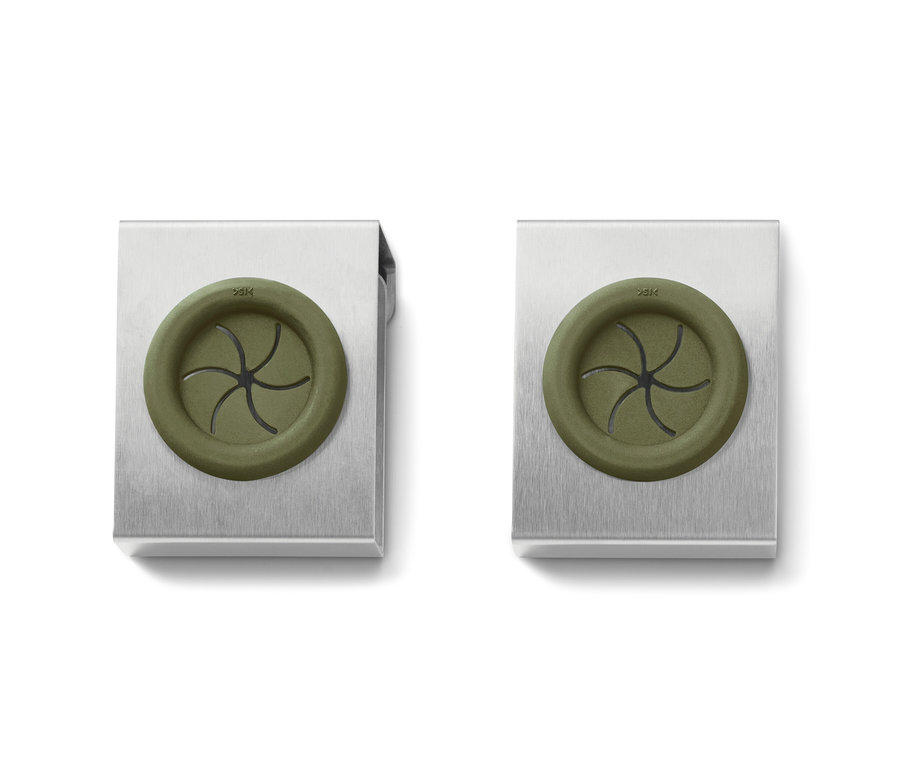 İki adet bulaşık bezi tutucu.