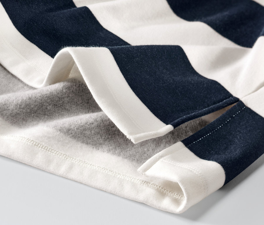 Çizgili bir kapüşonlu sweatshirt'ün yakın çekim detayı.