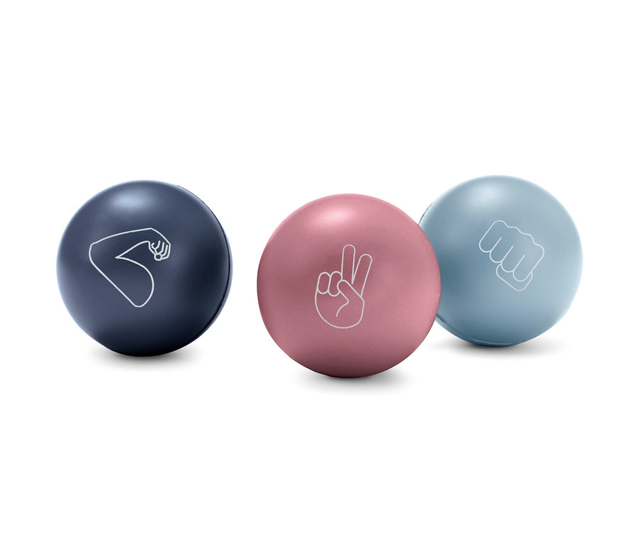 Farklı resimlere sahip üç adet stres topu.