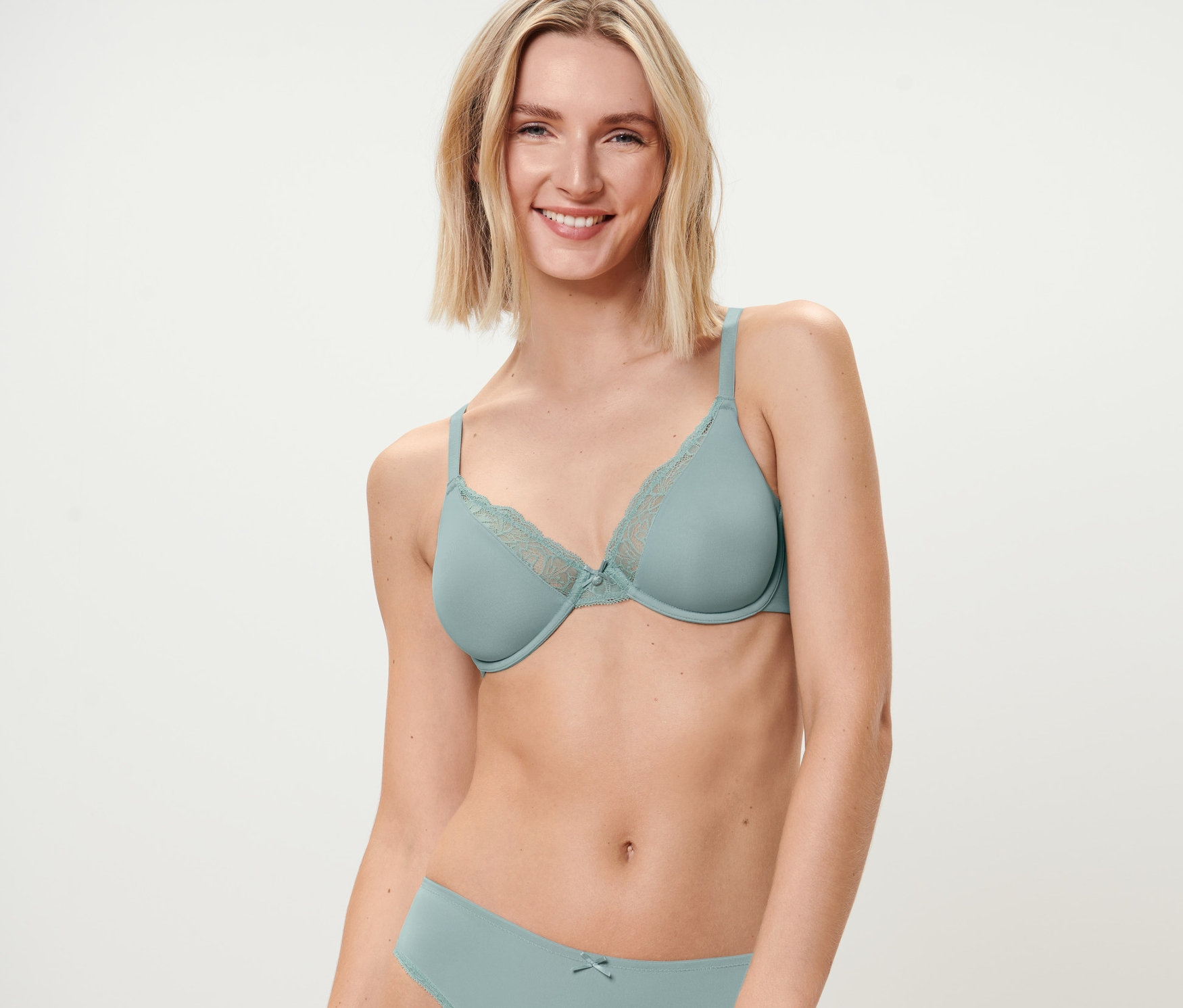 Kadın, Deniz Mavisi balenli sütyen ve külot giyiyor.