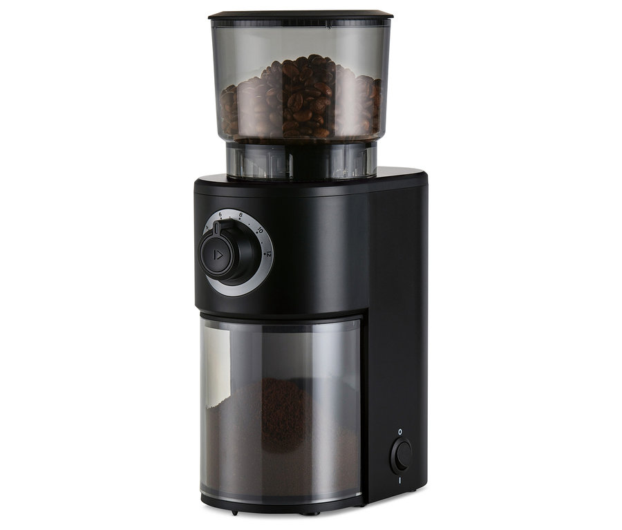 Üstte kahve çekirdekleri, altta çekilmiş kahve bulunan siyah, elektrikli kahve değirmeni.