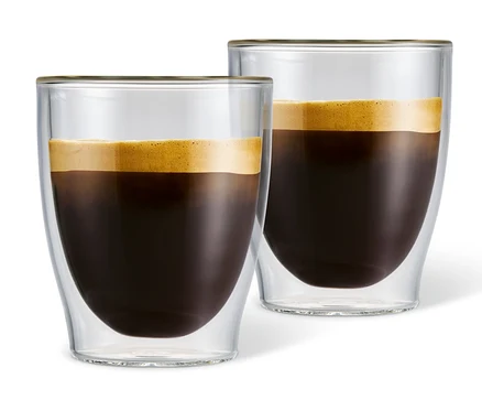 İki adet çift cidarlı Caffè Crema bardağı kahveyle dolu.