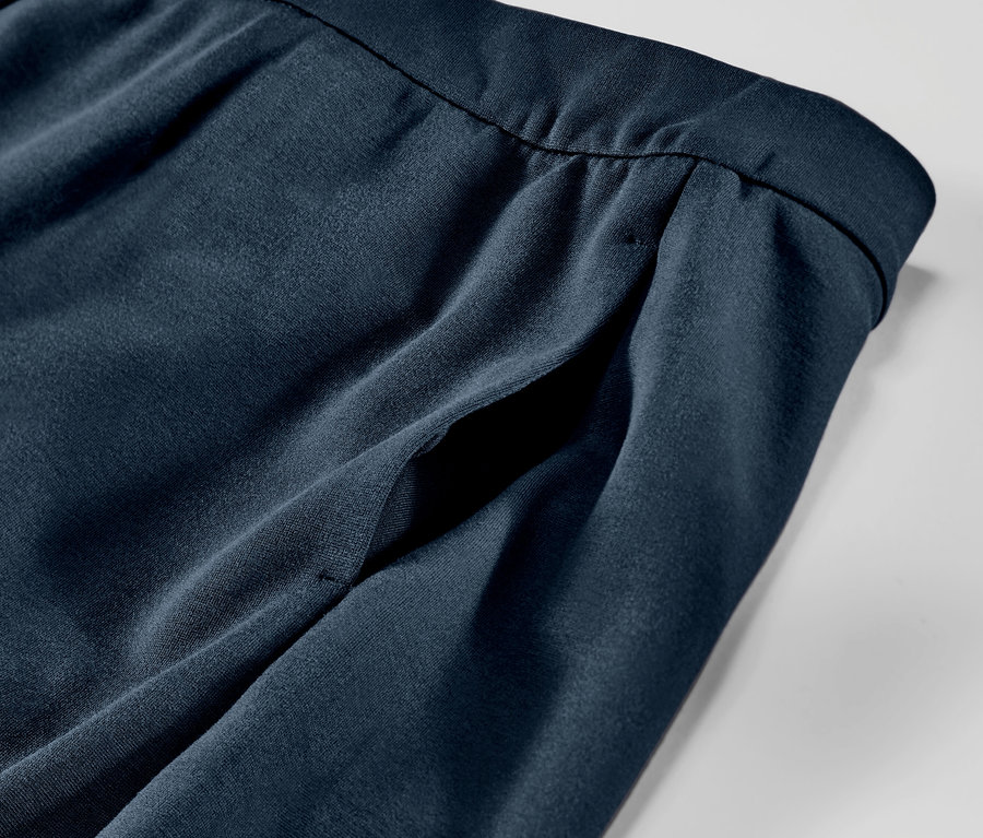 Biyeli ve cepli lacivert renkli jersey pantolonun yakın çekim görüntüsü.