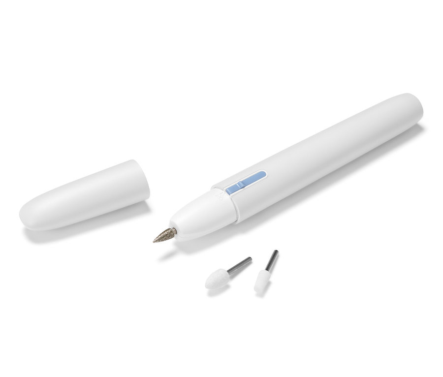 Başlıkları ve koruyucu kapağı olan bir manikür ve pedikür aleti.