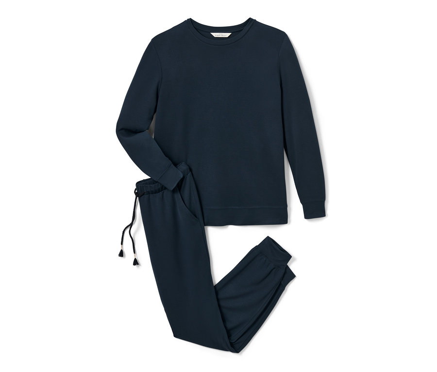 Lacivert renkli ev eşofman takımı beyaz bir zemin üzerinde duruyor.