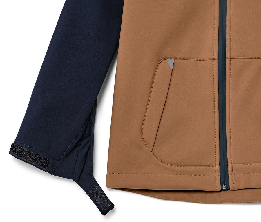 Kahverengi önü ve lacivert kolu olan çocuk softshell montunun detayı.