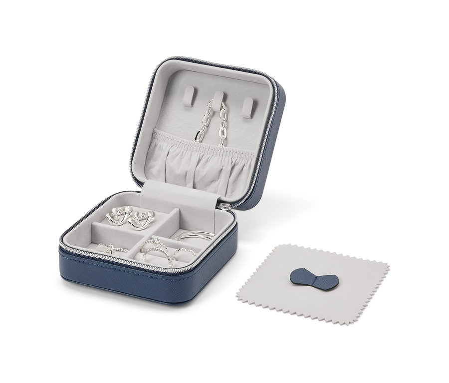 Gümüş takılar ve takı bezi ile birlikte açık mavi küçük takı kutusu.