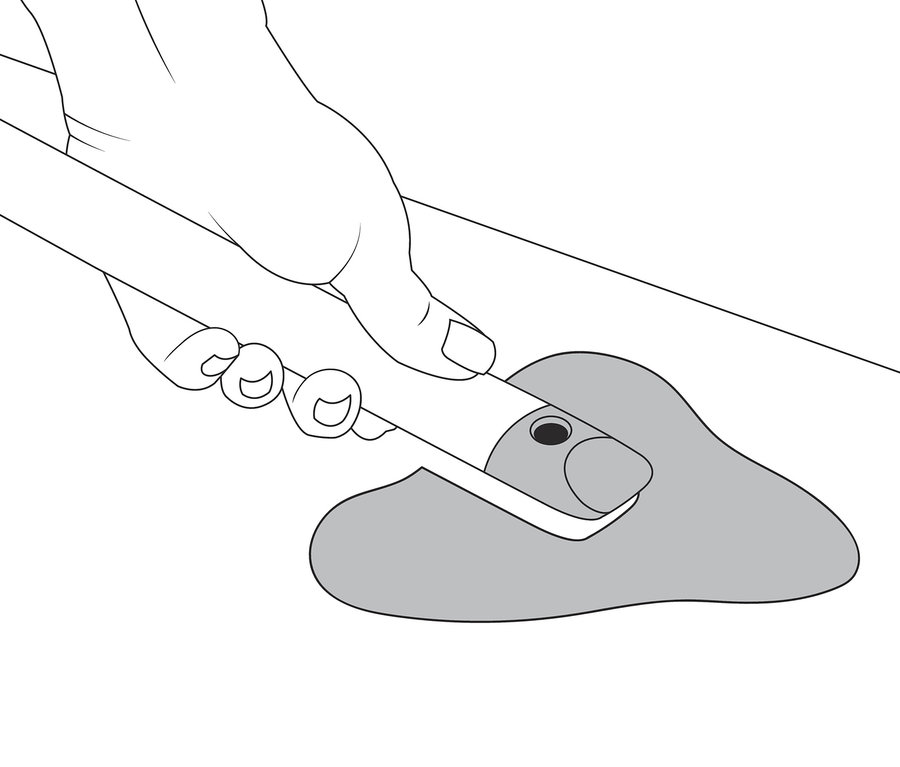 Bir el 4'ü 1 Arada Derz Temizleyici tutuyor ve gri kiri temizliyor.