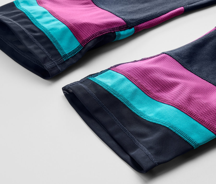 Renk bloklu 3/4 spor taytının yakın çekimi