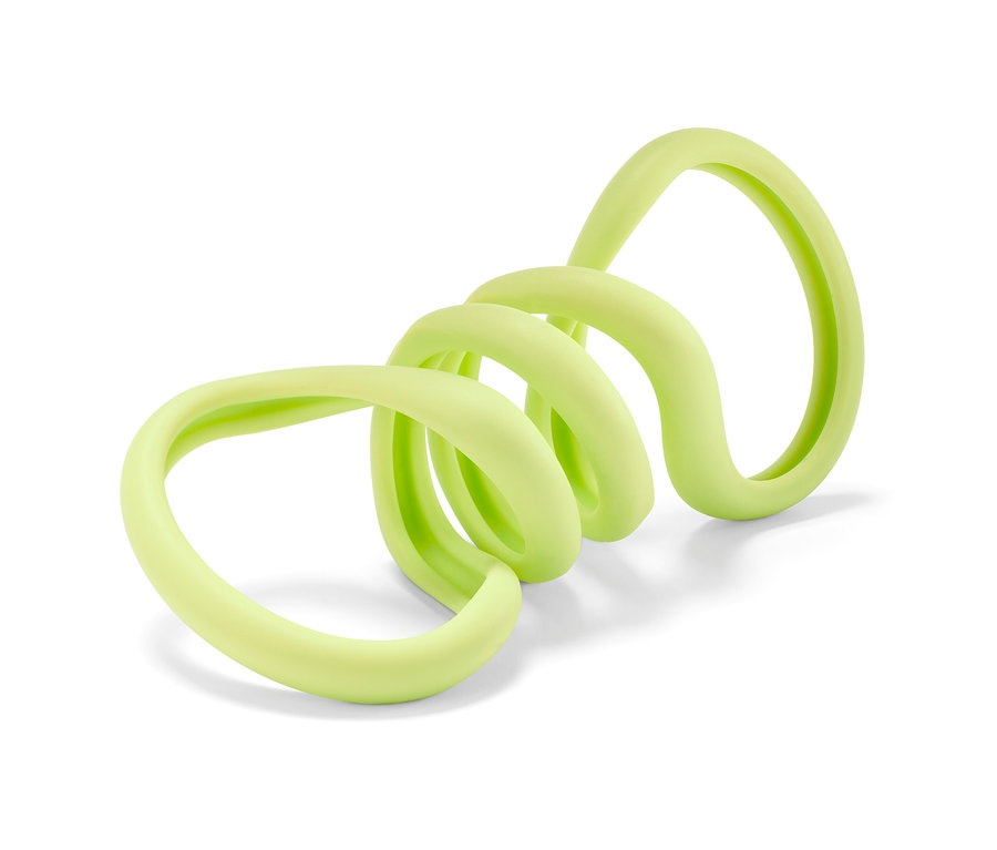 Açık yeşil köpekler için halat oyuncak, beyaz bir arka plan üzerinde spiral şeklinde duruyor.