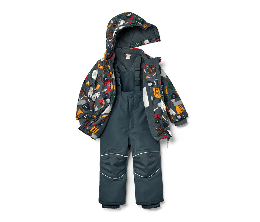 Açık kışlık kombin: çiftlik desenli kapüşonlu ceket ve gri askılı pantolon.