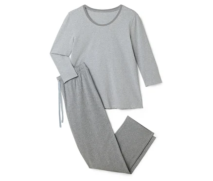 Gri çizgili, uzun kollu pijama üstü ve gri, bağcıklı pijama altı beyaz bir arka plan üzerinde duruyor.