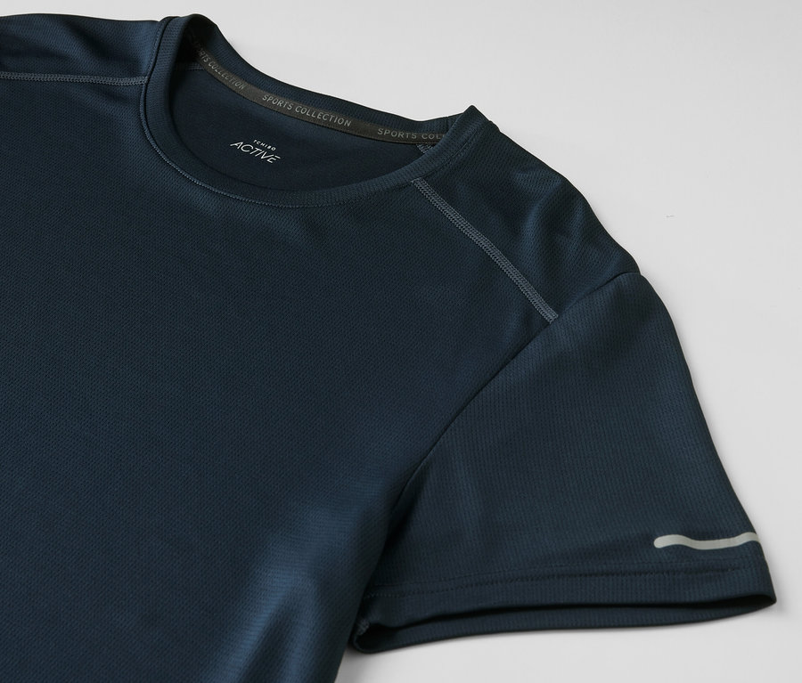 Lacivert fonksiyonel tişört.