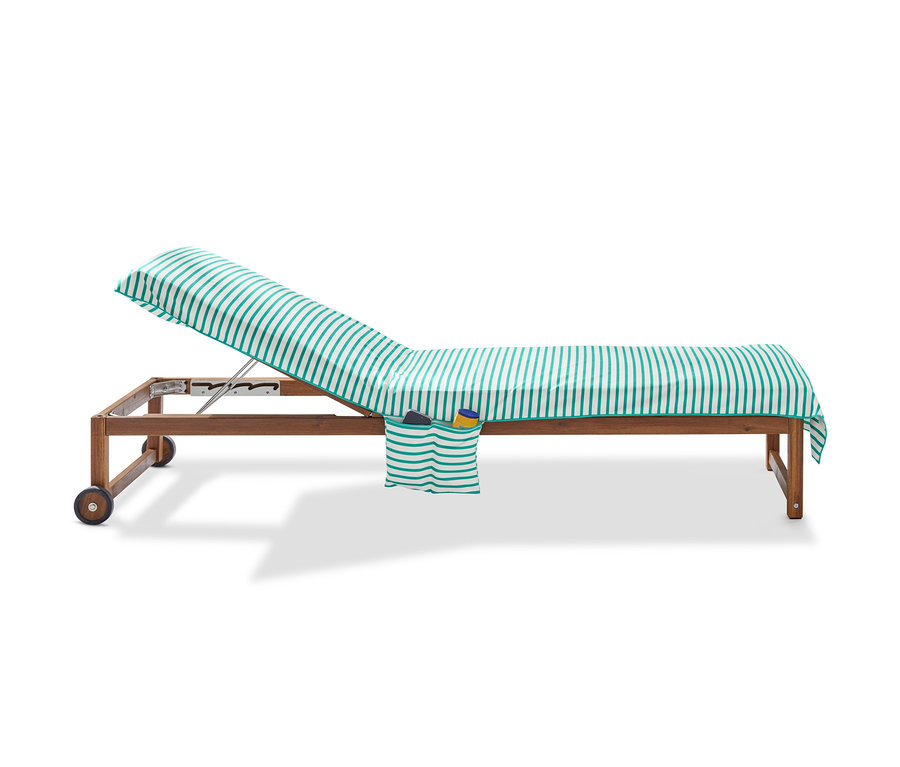 Mavi çizgili bir plaj havlusu olan ahşap bir şezlong.