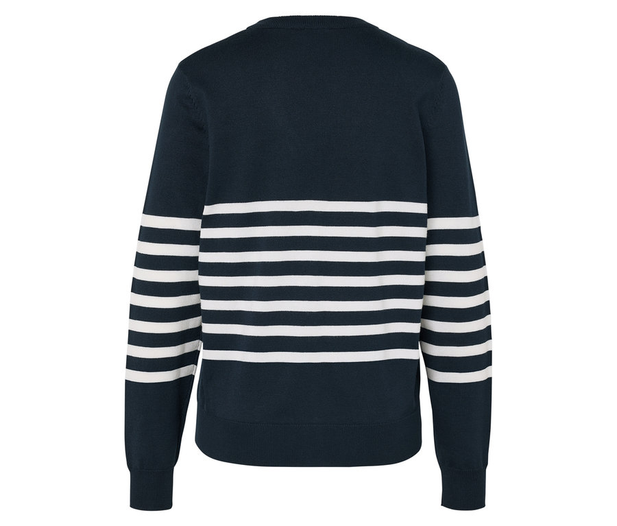 Kollarında ve göğsünde beyaz çizgiler bulunan lacivert kazak.