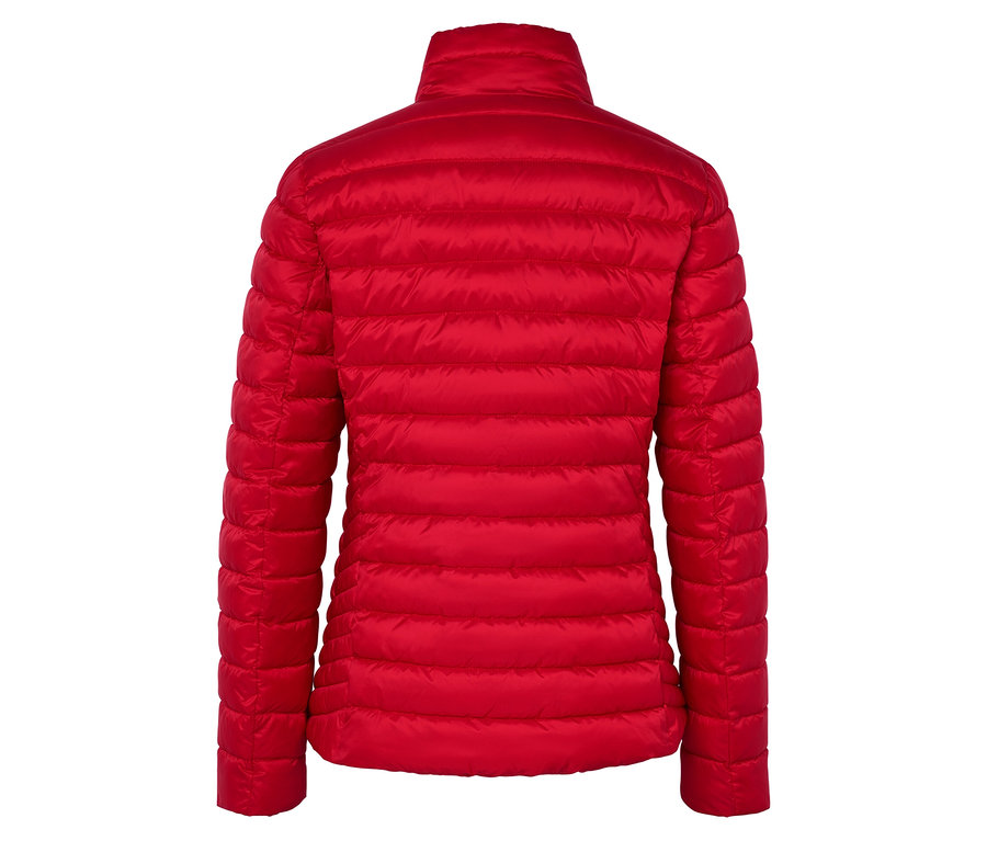 Kırmızı kapitone bir montun arka görünümü.