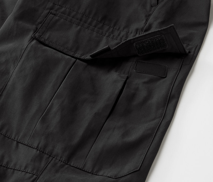 Sivrisinek korumalı cepli siyah bir outdoor pantolonun yakın çekim detayı.