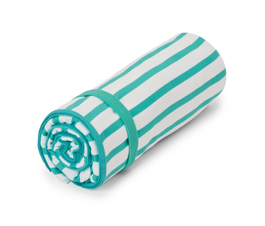Turkuaz ve beyaz şeritli, turkuaz bir lastikle sabitlenmiş, rulo halinde bir havlu.