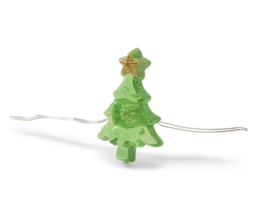 Beyaz bir arka plan üzerinde, üstünde altın rengi bir yıldız bulunan yeşil bir Noel ağacı şeklindeki dekorasyona sahip bir ışık zincirinin yakın çekimi.