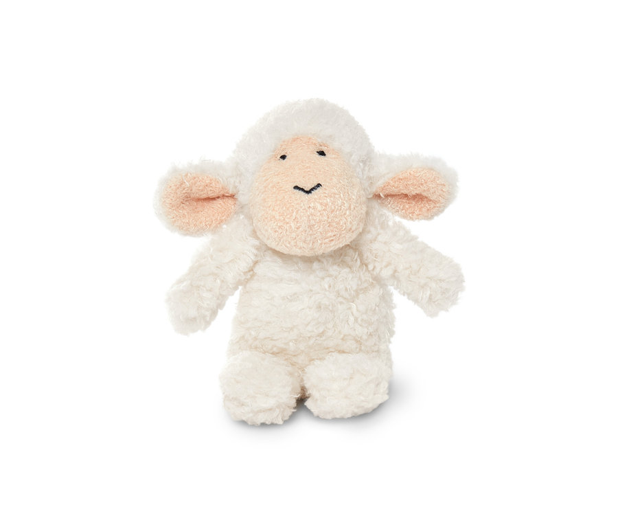 Sesli mini pelüş kuzu beyaz bir zeminde duruyor.