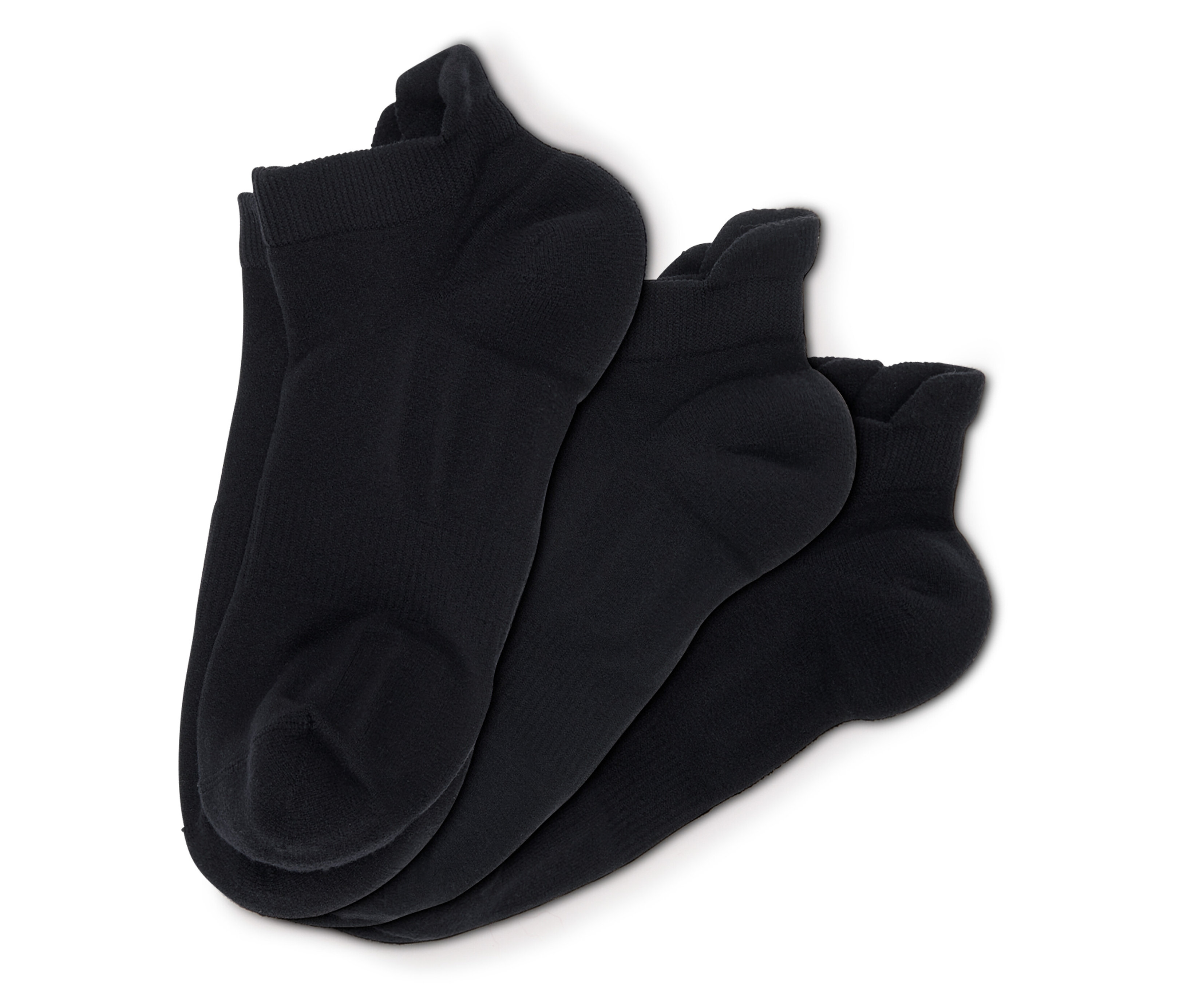 Beyaz bir arka planda üç çift siyah çorap.