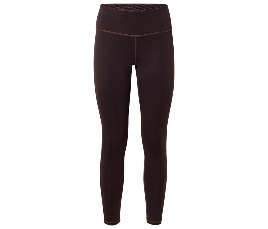 Beyaz bir arka plan üzerinde kahverengi tayt.