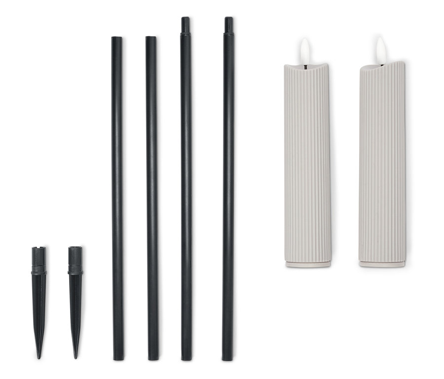 İki krem rengi mum, dört siyah çubuk ve iki toprak kazığı beyaz bir arka planda sıralanmış olarak duruyor.