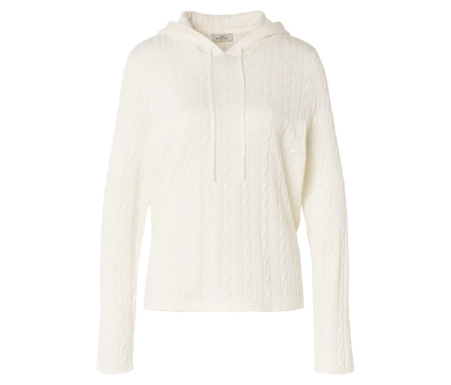 Krem rengi, örgü desenli, uzun kollu kapüşonlu bir sweatshirt beyaz bir arka plan üzerinde duruyor.