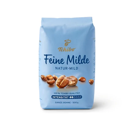 Kahve çekirdekleriyle birlikte bir paket Feine Milde kahvesi.