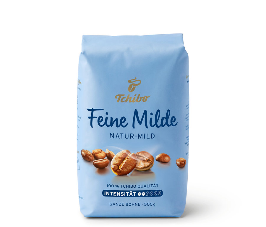 Kahve çekirdekleriyle birlikte bir paket Feine Milde kahvesi.
