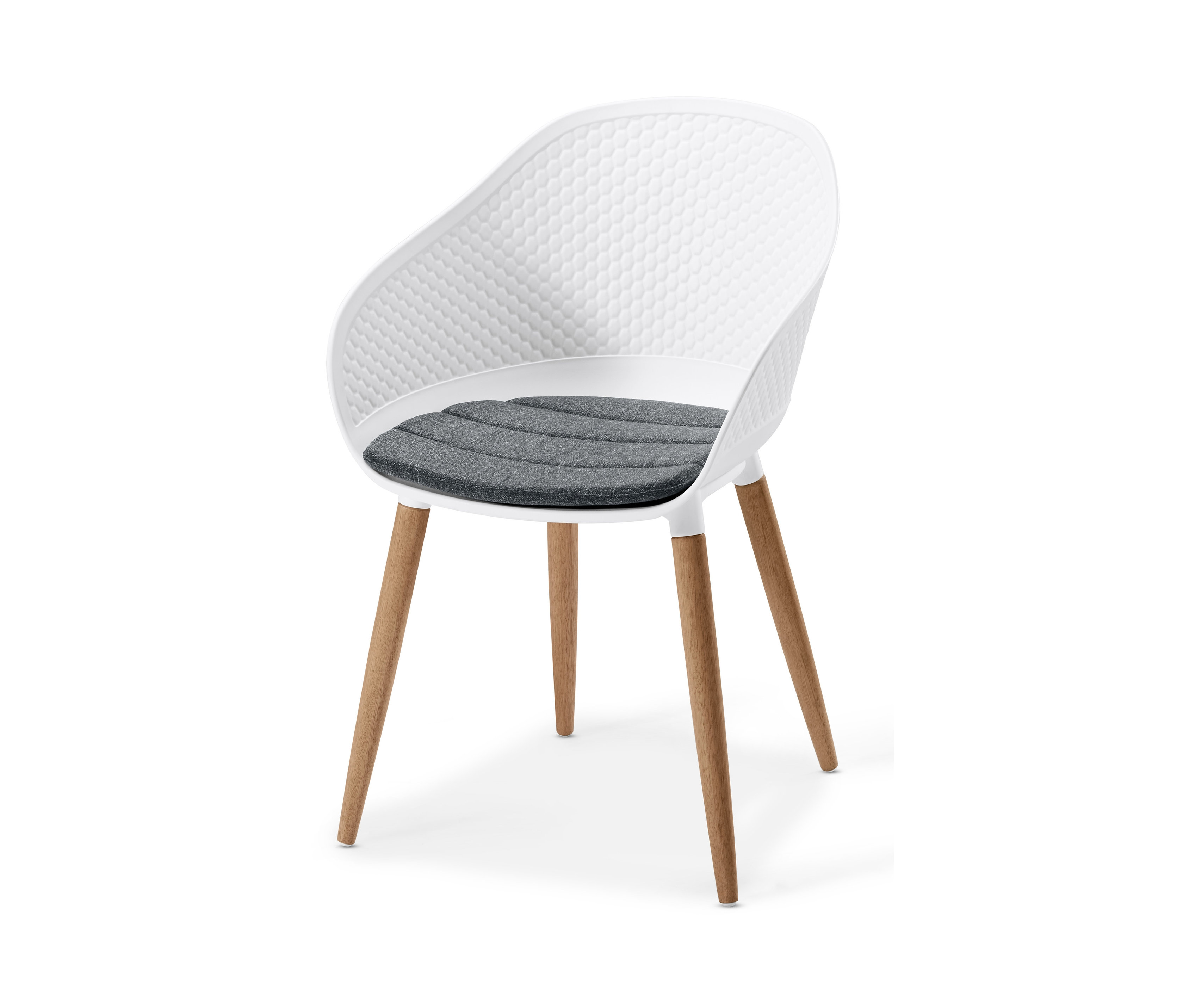 Gri yastıklı ve ahşap ayaklı beyaz kabuk sandalye.