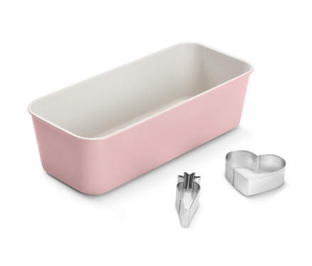 Pembe baton kalıp ve havuç ve kalp şeklinde iki kurabiye kalıbı.