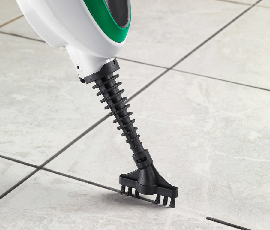 Fayans zeminde çok fonksiyonlu buharlı paspasın yakın çekimi.