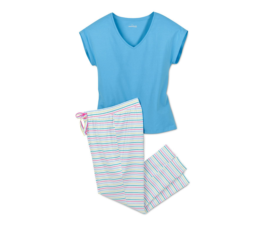 Mavi kısa kollu pijama üstü ve çizgili 7/8 pantolon.