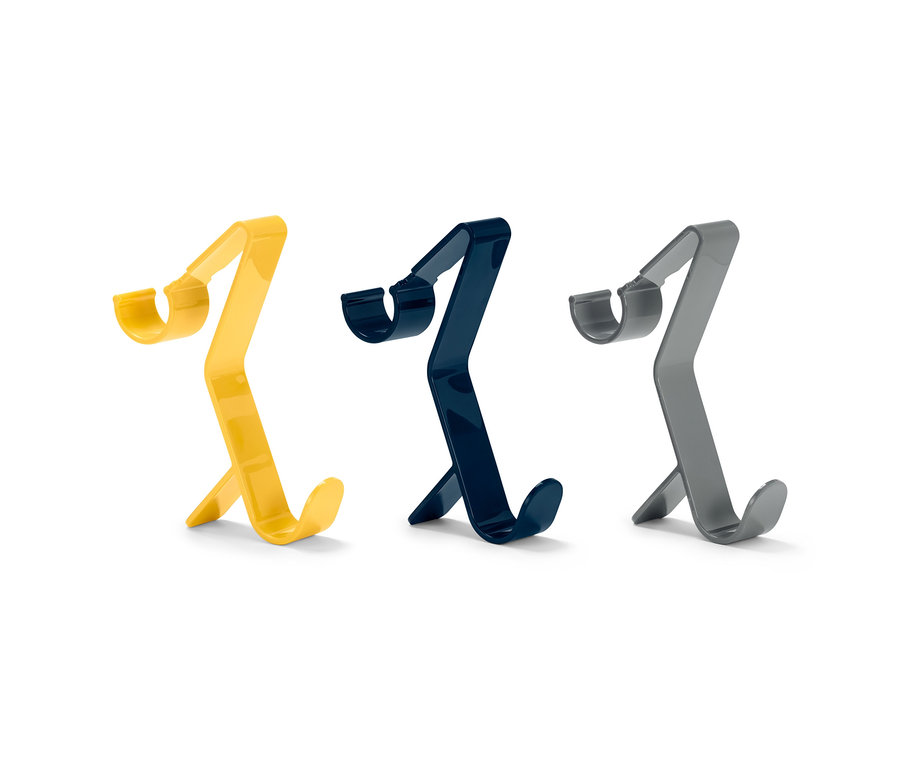Sarı, lacivert ve gri 3 adet klipsli kanca, çok renkli, beyaz bir arka plan üzerinde.