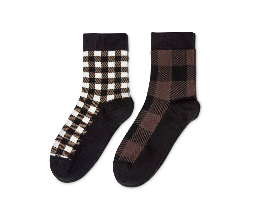 Kare desenli iki çift çorap.