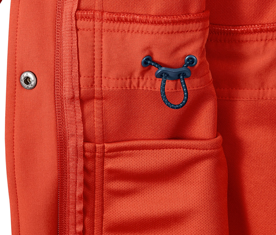 Cepli ve büzgülü softshell palto detayı.