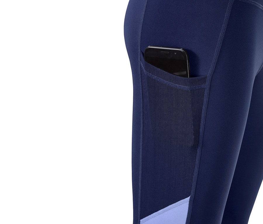 Cebinde telefon olan renk bloklu spor taytının detayı.