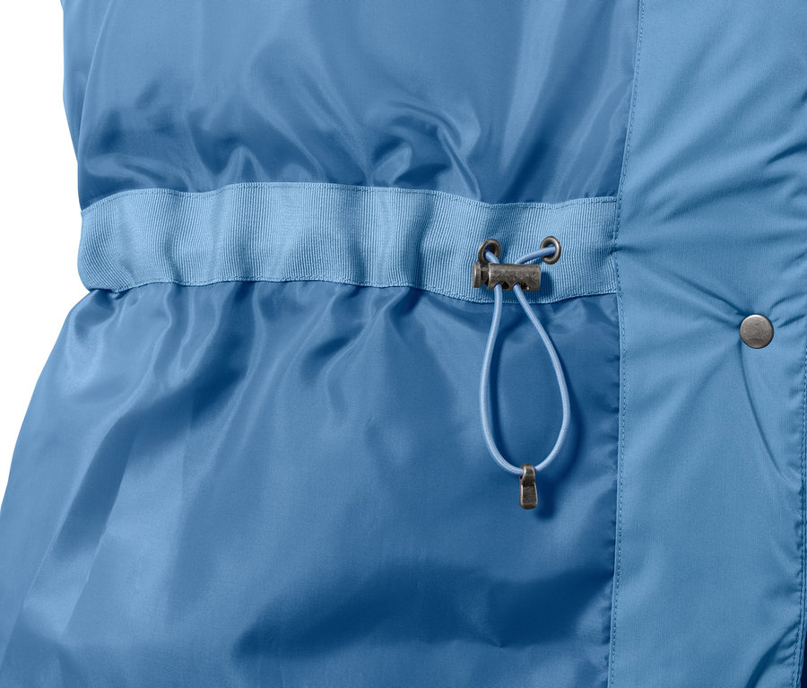 Bel kısmında büzme ipi bulunan açık mavi kapitone yeleğin yakın çekim detayı.