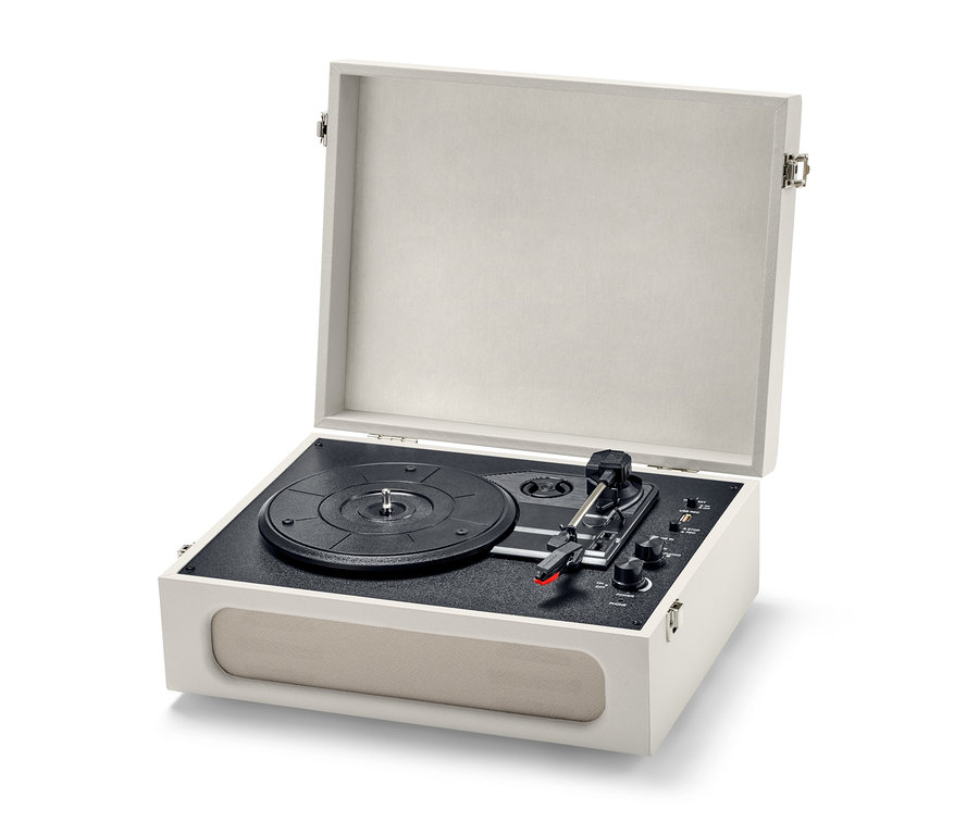 Bluetooth® özellikli beyaz, taşınabilir retro pikap açık. Pikap plak çalmaya hazır.