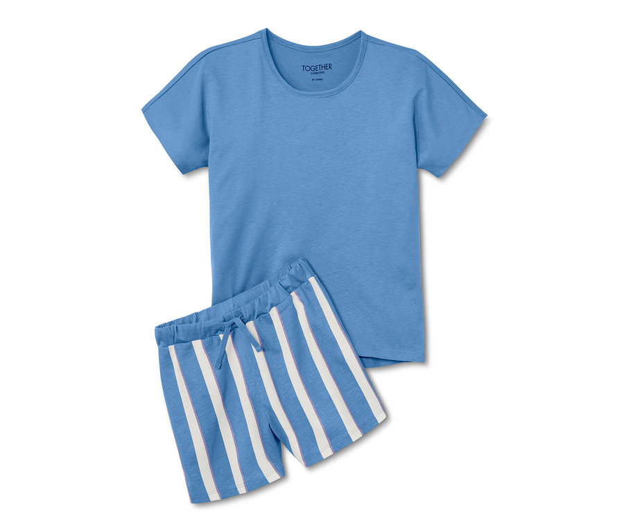 Çizgili şortlu mavi şortlu pijama takımı.