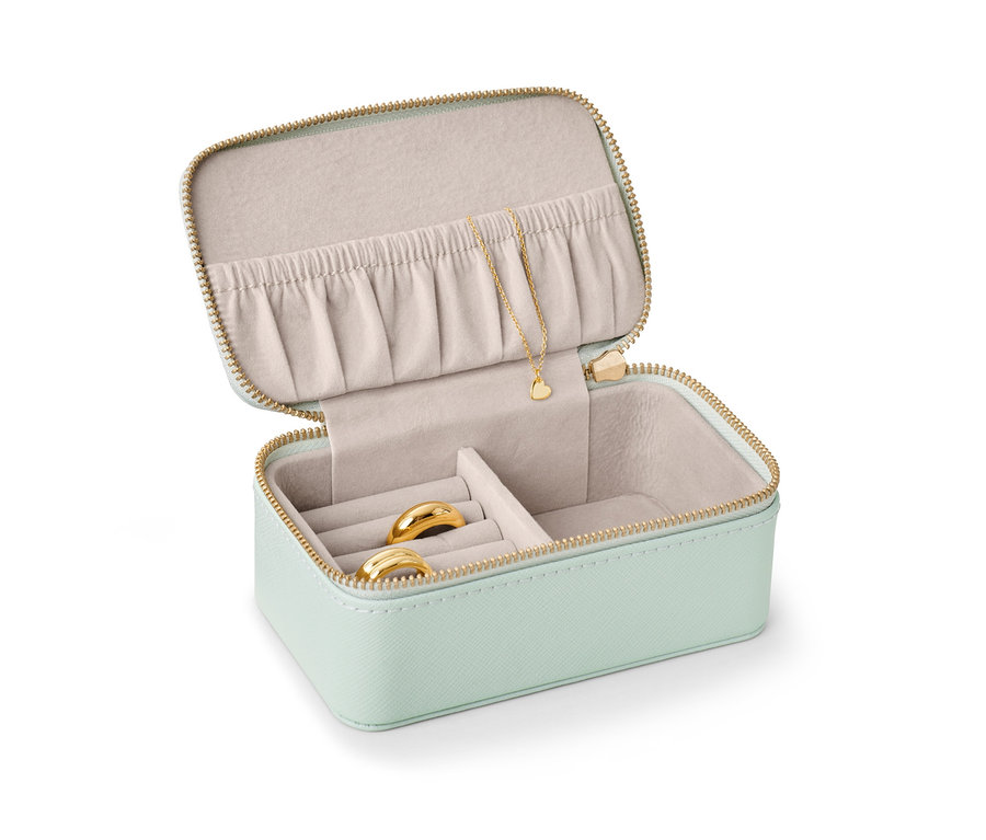 Açık, açık yeşil renkli, altın yüzükler ve kolye içeren küçük takı kutusu.