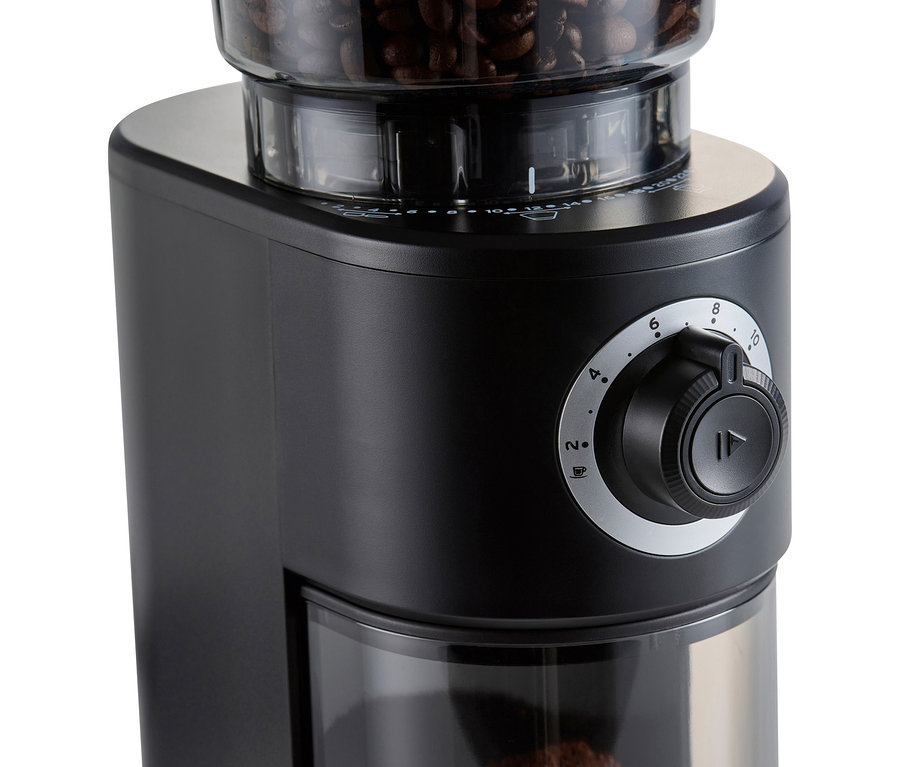 Öğütme ayarı ve kahve çekirdeği haznesi olan elektrikli kahve değirmeninin detayı.