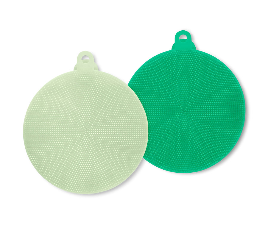 Yeşil ve açık yeşil renklerde iki adet silikon bulaşık pedi.