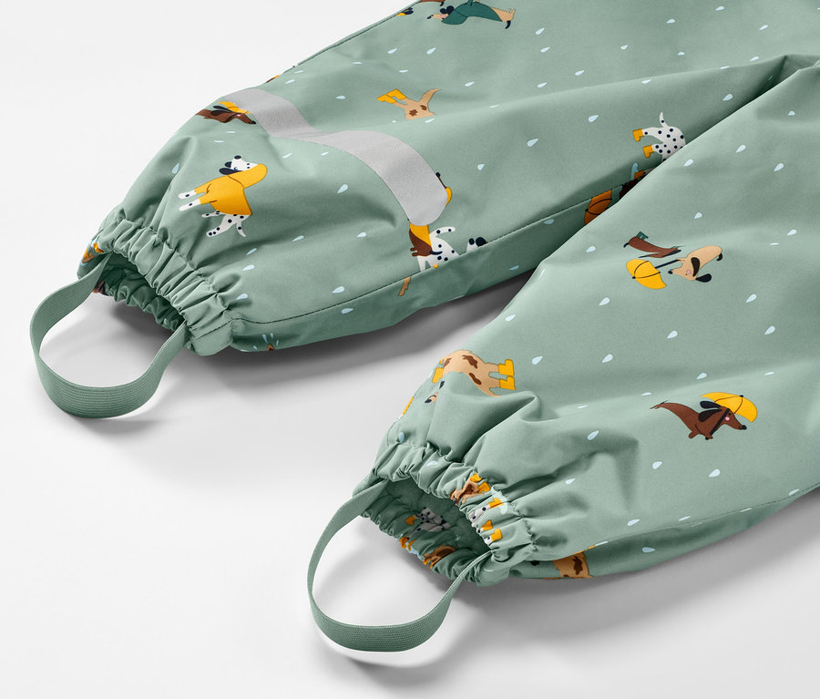 Köpek desenli çocuk termal yağmur pantolonunun yakın çekimi