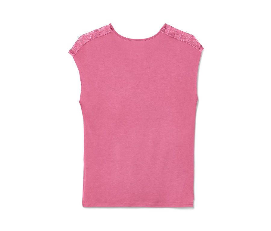 Şortlu pijama takımından pembe renkli, omuzları dantel detaylı üst.
