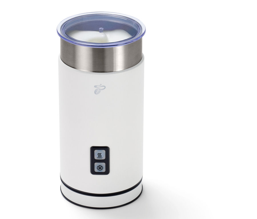 Beyaz bir elektrikli süt köpürtücü.