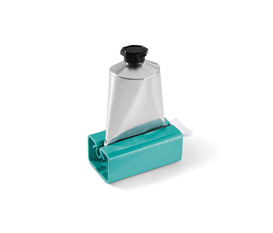 Gümüş renkli tüp, turkuaz tüp sıkıcının içinde duruyor.